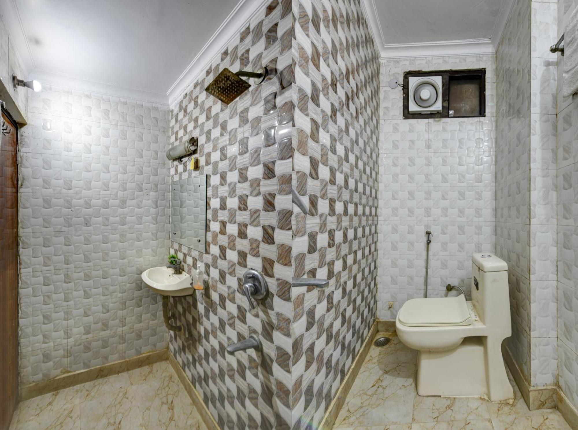 Hotel Coral Plaza - Near Connaught Place