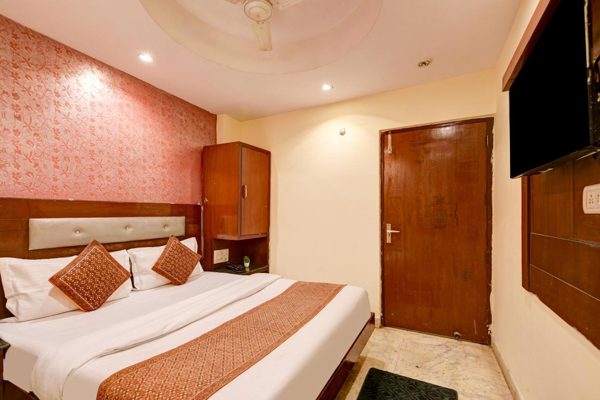Coral Plaza - Near Connaught Place Hotel 3*